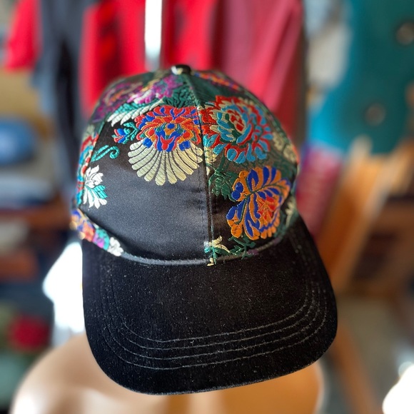 Beautiful floral silk hat shiny reflective 3D embroidery - Picture 3 of 8